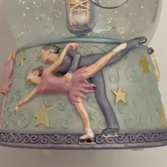 Twinkle Collectibles (Sankyo Musical) ~ Ice Skate Musical Snowglobe - Picture 10 of 14